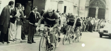 Bernard Hinault emmène l’échappée, rue de Pissefontaine.